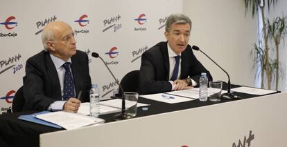 El presidente de Ibercaja, José Luis Aguirre, y Victor Iglesias, consejero delegado de la entidad, durante la presentación.