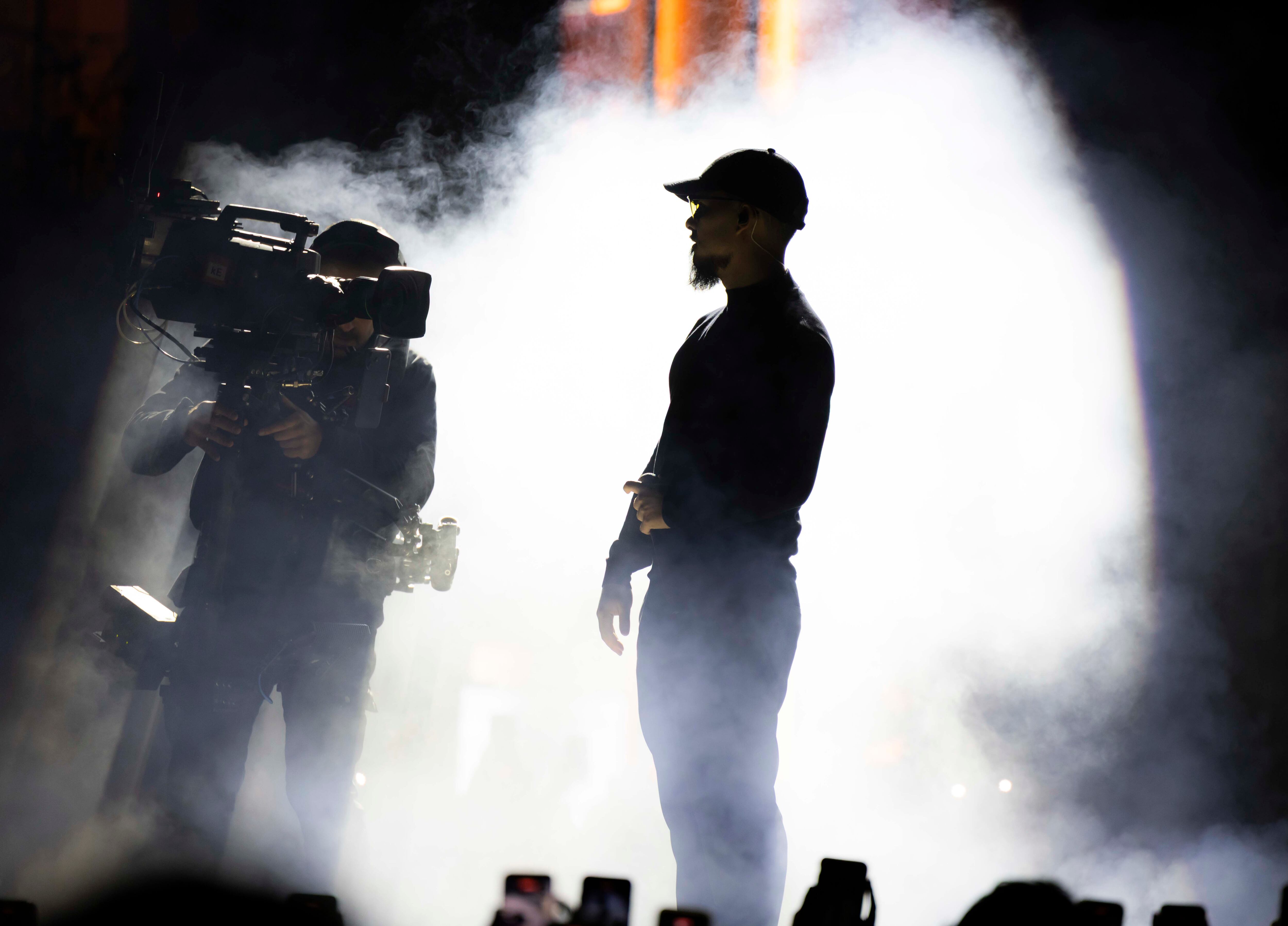 El cantante urbano Dellafuente en 'El Encuentro', un concierto de Apple en la Puerta del Sol donde también se presentaron Israel Fernández, Amaia y Yerai Cortés.