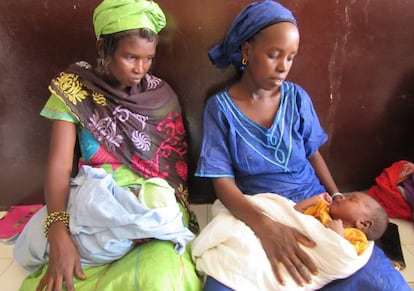 Dos jóvenes madres observan al bebé de una de ellas, que sufre de un problema cutáneo derivado de la desnutrición, en la sala de espera de Pediatría del hospital regional de Ndioum. La deshidratación y la diarrea suelen ser patologías asociadas, así como los problemas en la piel.