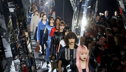 Carrusel final del desfile de Louis Vuitton en París.