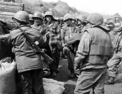 Soldados colombianos reciben raciones en Old Baldy.