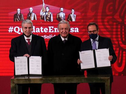 López Obrador firma el acuerdo con los líderes de las patronales de empresarios y obreros.