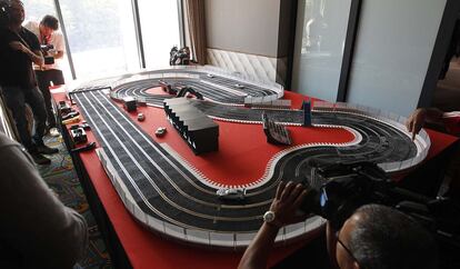 La zona recreativa del hotel dispone de un scalextric.