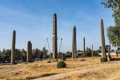 CAMPO DE ESTELAS DE AZUM. A 2.130 metros de altitud, en el norte de Etiopía, la ciudad de leyenda de Axum que pudo ser capital del Reino de Saba conserva un recinto arqueológico donde tumbas y obeliscos son testigos del paso del tiempo desde al menos el siglo IV antes de nuestra era. El Campo de Estelas, donde se encuentra desplomado el mayor bloque monolítico (33 metros de altura), es una alternativa o complemento a la visita de las espléndidas iglesias rupestres de Lalibela, a 400 kilómetros más al sur.