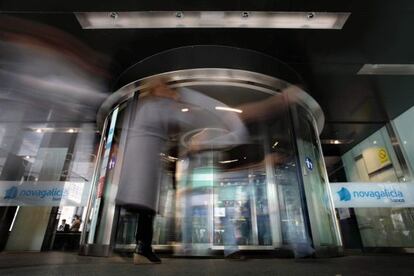 Puerta de entrada de la sede central de Novagalicia Banco en A Coruña