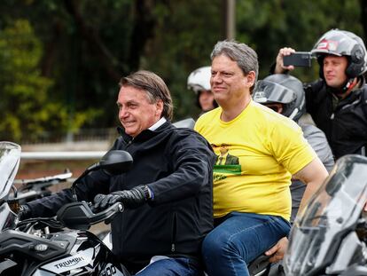 Bolsonaro acompañado por Tarcísio Gomes de Freitas, candidato a gobernador de São Paulo, en una caravana de motocicletas en víspera de las elecciones del pasado domingo.