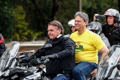 Bolsonaro acompañado por Tarcísio Gomes de Freitas, candidato a gobernador de São Paulo, en una caravana de motocicletas en víspera de las elecciones del pasado domingo.