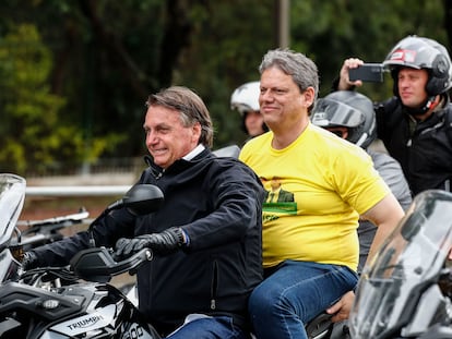 Bolsonaro acompañado por Tarcísio Gomes de Freitas, candidato a gobernador de São Paulo, en una caravana de motocicletas en víspera de las elecciones del pasado domingo.