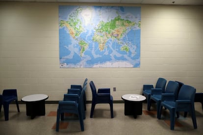Un mapa del mundo cuelga de la pared de la sala de visitas del centro de inmigración.