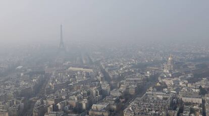 Par&iacute;s en un d&iacute;a de alta contaminaci&oacute;n (archivo)