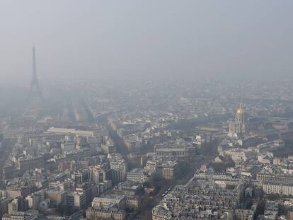 Par&iacute;s en un d&iacute;a de alta contaminaci&oacute;n (archivo)