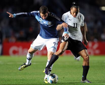 Momento del partido entre las selecciones de Uruguay y Argentina. Los jugadores Gonzalo Huguain y Álvaro Pereira