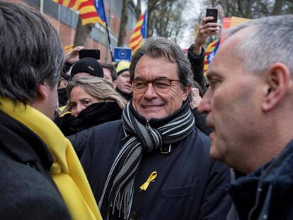 Artur Mas habla con Puigdemont (izquierda) durante la manifestación por la independencia de Cataluña en Bruselas, el 7 de diciembre.