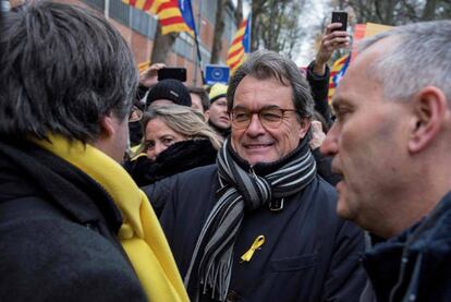 Artur Mas habla con Puigdemont (izquierda) durante la manifestación por la independencia de Cataluña en Bruselas, el 7 de diciembre.