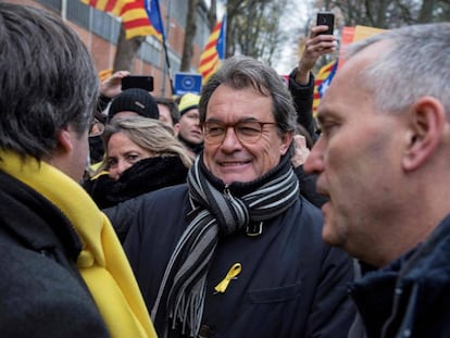 Artur Mas habla con Puigdemont (izquierda) durante la manifestación por la independencia de Cataluña en Bruselas, el 7 de diciembre.