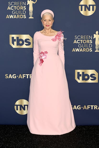 Helen Mirren, siempre perfecta, apostó por Dolce & Gabbana. La actriz fue homenajeada con el premio SAG Life Achievement Award.