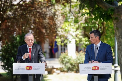 El presidente de Turquía, Recep Tayyip Erdogan (a la izquierda), con el presidente del Gobierno español, Pedro Sánchez, en junio de 2024 en La Moncloa. 