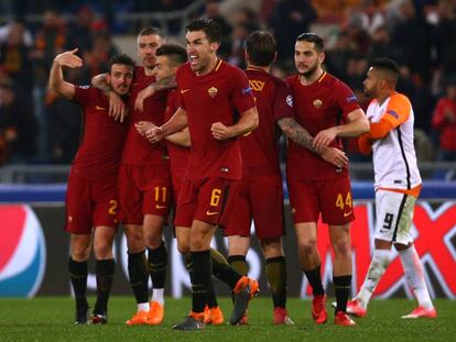 Los jugadores de la Roma celebran el pase a cuartos.