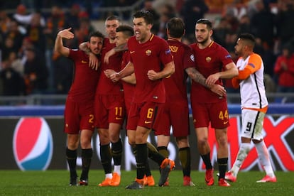 Los jugadores de la Roma celebran el pase a cuartos.