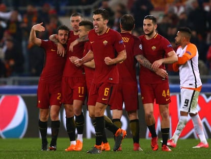 Los jugadores de la Roma celebran el pase a cuartos.