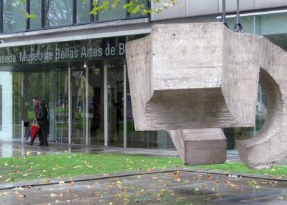 La escultura 'Lugar de encuentros IV', de Eduardo Chillida, ubicada en la plaza de acceso al Museo de Bellas Artes de Bilbao.