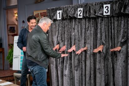 Matt LeBlanc y David Schwimmer (en el fondo), durante uno de los juegos que les plantea el programa especial.