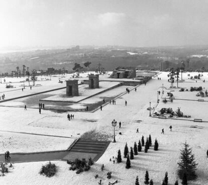 Vista general del Templo de Debod cubierto de nieve, tras una nevada en Madrid en diciembre de 1970.