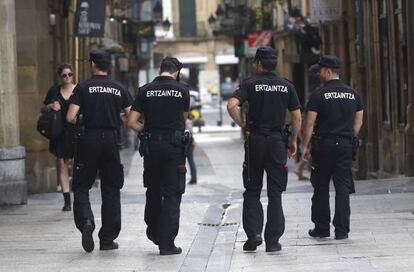 Agentes de la Ertzaintza patrullan las calles de la Parte Vieja de San Sebastián.