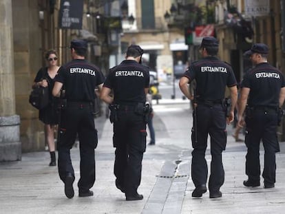 Agentes de la Ertzaintza patrullan las calles de la Parte Vieja de San Sebastián.