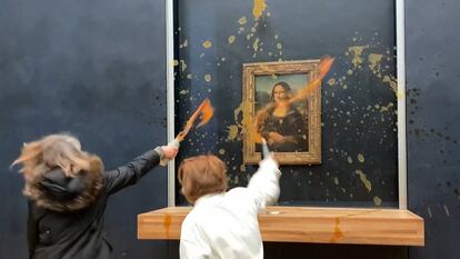 This image grab taken from AFPTV footage shows two environmental activists hurling soup at Leonardo Da Vinci's 'Mona Lisa' (La Joconde) painting, at the Louvre museum in Paris, on January 28, 2024.