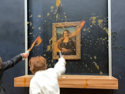 Momento del ataque al cuadro de Da Vinci, este domingo en el Louvre de París.