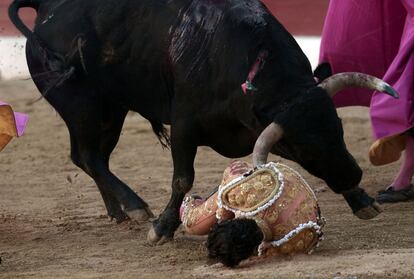 El fotografo Iroz Gaizka fotografía el momento exacto en que el diestro recibe la cornada que le causa el posterior fallecimiento.