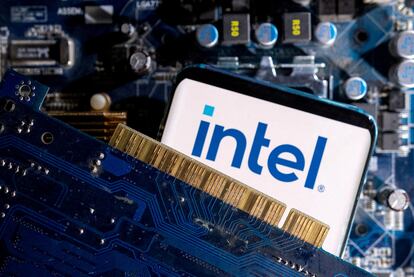 Un móvil con el logo de Intel junto a una placa de circuito impreso.