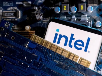 Un móvil con el logo de Intel junto a una placa de circuito impreso.