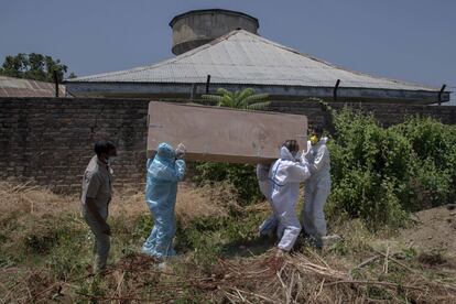Familiares y trabajadores llevan el féretro de un hombre que murió por la covid-19 en un cementerio en Srinagar, Cachemira (India). La pandemia acumuló el jueves un nuevo récord mundial de contagios, con unos 227.000, y el balance global de enfermos supera ya los 12,2 millones, de los cuales más de 550.000 han perdido la vida desde que se detectaron los primeros positivos en 2019 en la ciudad china de Wuhan.