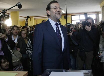 El candidato del PP a al presidencia del Gobierno, Mariano Rajoy, acude a votar a las 11.10 de la mañana en un colegio electoral de Aravaca.