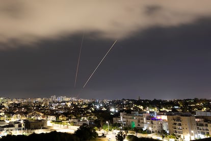 Imagen de la ciudad de Ashkelon en la que se observa cómo el sistema israelí antimisiles intercepta algunos de los drones lanzados por Irán, en la madrugada del domingo.