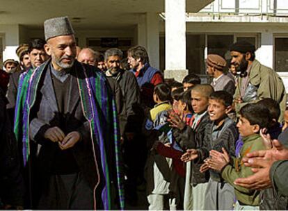 Hamid Karzai, primer ministro interino de Afganistán, visita un orfanato de Kabul.