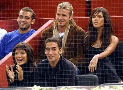 Los Beckham (detrás), con Raúl y su esposa, Mamen, durante un partido de tenis.