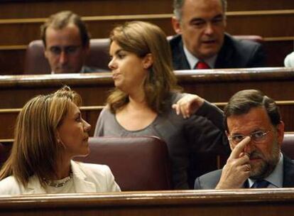 Mariano Rajoy y Dolores de Cospedal, durante el debate. Detrás, Soraya Sáenz de Santamaría.