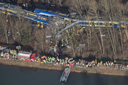 Vista aérea del lugar donde han chocado dos trenes cerca de Bad Aibling (Alemania).