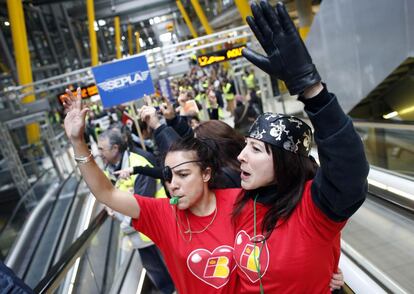 Trabajadoras de Iberia durante la protesta en la terminal T4 del aeropuerto de Barajas, Madrid. Segunda tanda de paros que durará hasta el viernes, convocados por los sindicatos representantes de los colectivos de tierra y tripulantes de cabina (TCP) a los que se ha sumado el sindicato de pilotos Sepla.