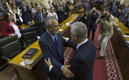 Griñán recibe la felicitación de Javier Arenas.