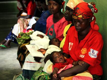 Un grupo de mujeres aguardan con sus bebés en el centro clínico de Mutumba, en el área de VIH. La prevención y sensibilización sobre el VIH es fundamental para evitar la transmisión de madre a niño. Burundi es un país de niños con unas tasas de fertilidad de más de seis niños por mujer.