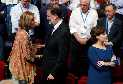 Mariano Rajoy conversa con María Dolores de Cospedal (izquierda), junto a Soraya Sáenz de Santamaría (derecha), tras conocerse que Pablo Casado sería el nuevo presidente del PP, en el año 2018.
