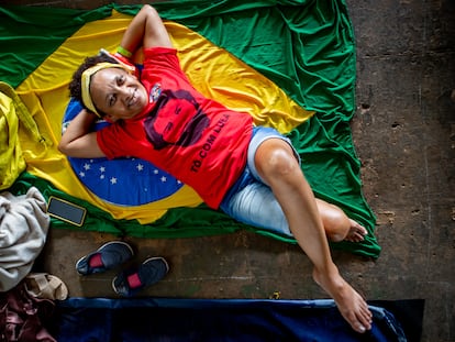 Regina de Fátima Carvalho Brito, de 59 años, es una cuidadora de la salud mental que viajó 17 horas desde Niteroi, (Río de Janeiro).  Pide que la primera medida del nuevo presidente sea combatir la inflación y equiparar el salario mínimo.