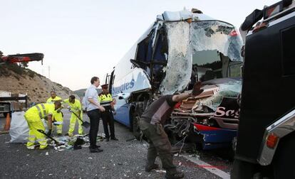 Las asistencias trabajan en el autocar y cami&oacute;n que sufrieron el accidente.