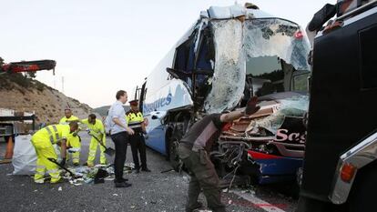 Les assistències treballen en l'autocar i el camió que han patit l'accident.