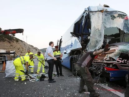 Las asistencias trabajan en el autocar y cami&oacute;n que sufrieron el accidente.