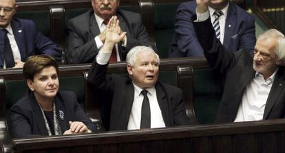 La primera ministra, Szydlo, junto Kaczynski en la votación.